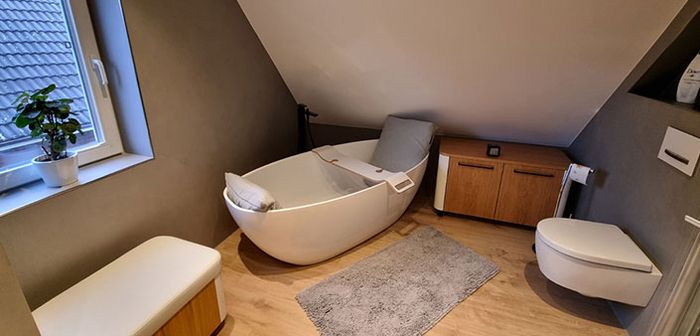 Modernes Badezimmer mit freistehender Badewanne